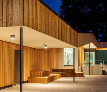 Sportkomplex Mohnweg: Außenansicht in der Dämmerung