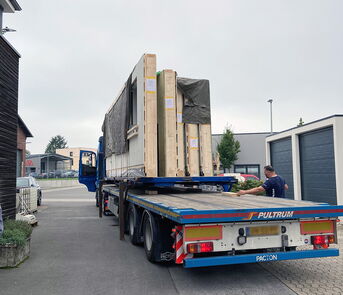 Verladung der Bauteile für die Baustelle Moerikestraße