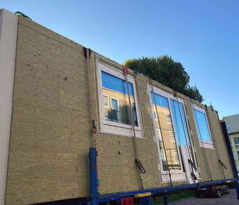 Anlieferung der Bauteile für die Baustelle Moerikestraße