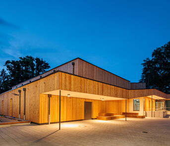 Sportkomplex Mohnweg: Außenansicht in der Dämmerung